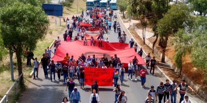 Normalistas avanzaron por el bulevar Normalistas avanzaron por el bulevar