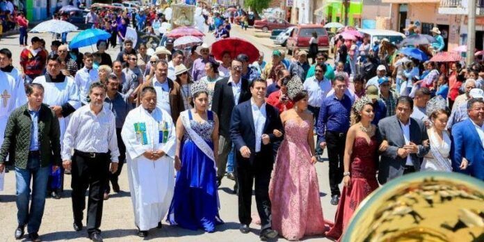 Alonso recorrió las calles con la reina, princesas y funcionarios Alonso recorrió las calles con la reina, princesas y funcionarios
