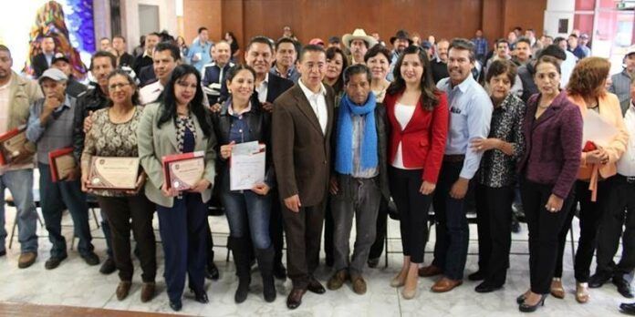 53 trabajadores reciben la distinción 53 trabajadores reciben la distinción