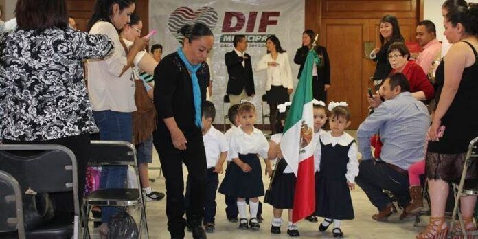 Se gradúan 17 pequeños Se gradúan 17 pequeños