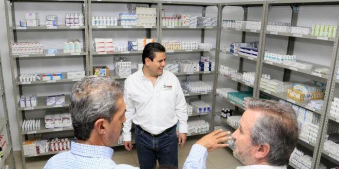 Gobernador visita farmacia Gobernador visita farmacia