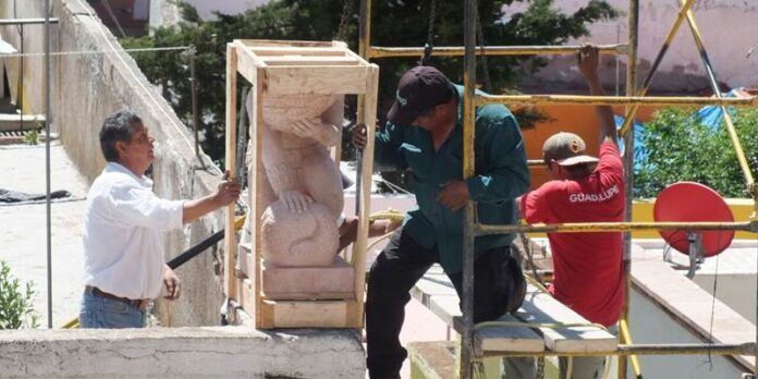 Momento en que instalan la escultura Momento en que instalan la escultura