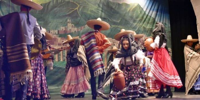 Presentan estampa folklórica