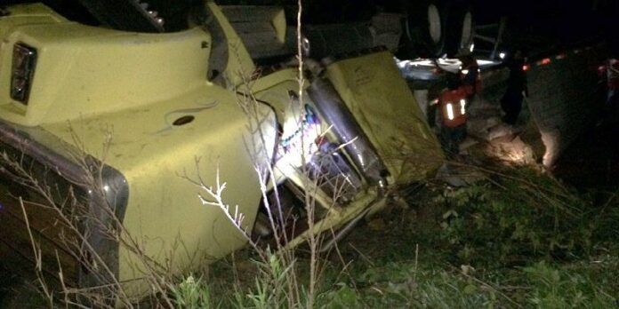 Quedó volcada la unidad por evitar un choque Quedó volcada la unidad por evitar un choque
