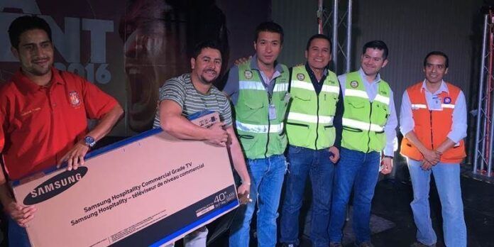 Reciben regalos Reciben regalos