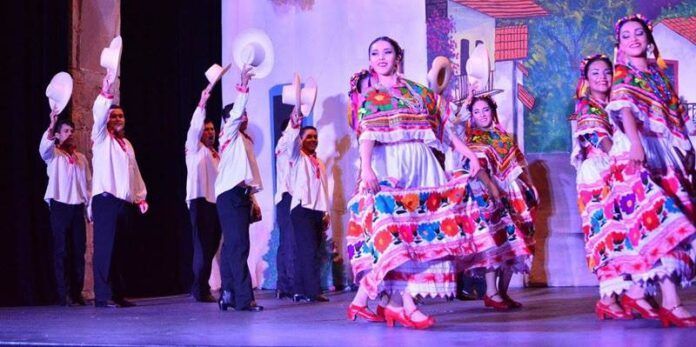 Folclor en el Teatro Hinojosa