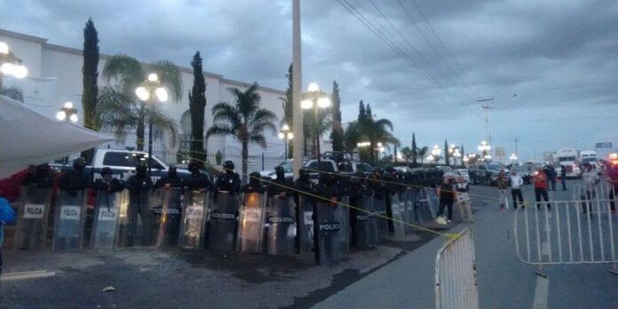 Policías se retirarían del hotel sede Policías se retirarían del hotel sede