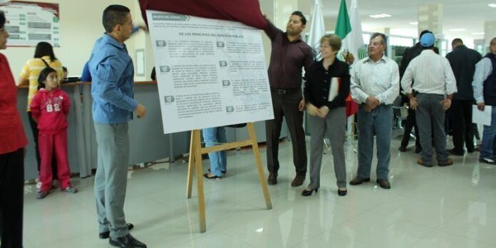 Alfredo Salazar y regidores develaron el reglamento Alfredo Salazar y regidores develaron el reglamento