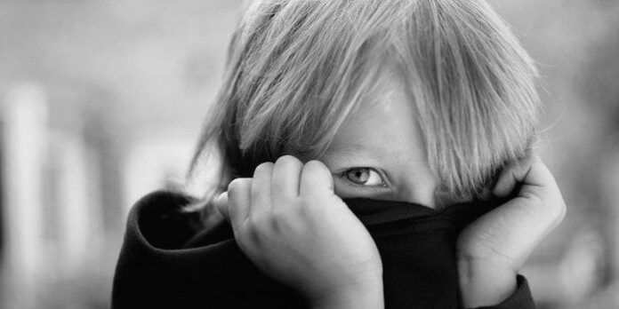 Niño temeroso Niño temeroso