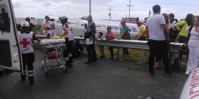 Paramédicos auxiliaron a los pasajeros Paramédicos auxiliaron a los pasajeros