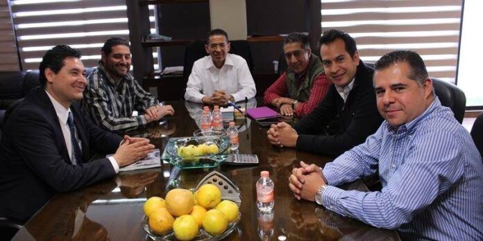 Se reúnen líderes con autoridades