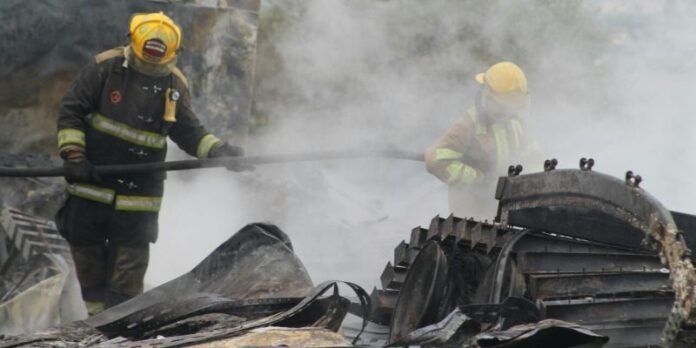 Bomberos apagaron el incendio del tráiler Bomberos apagaron el incendio del tráiler