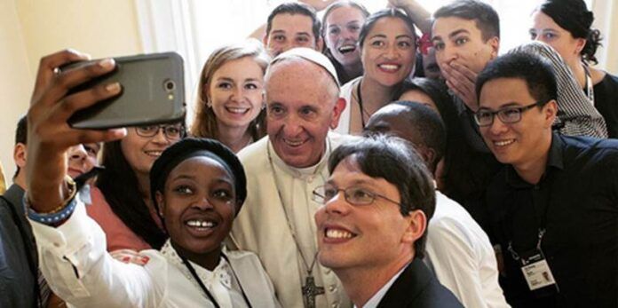 Francisco I se toma selfie Francisco I se toma selfie