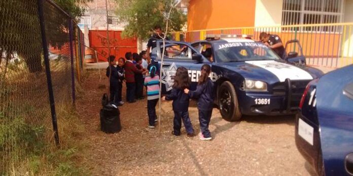 Los pequeños se subieron a las unidades. Los pequeños se subieron a las unidades.