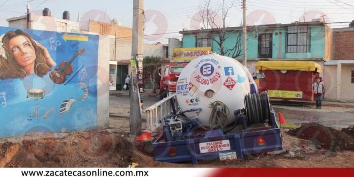 Suelo cede ante el peso de la carga