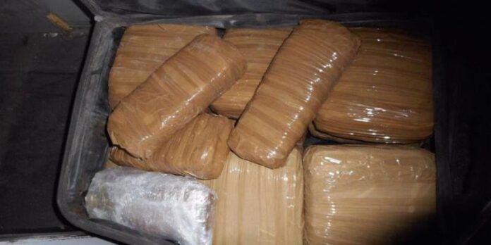 Llevaba escondida la droga en el chasis del camión. Llevaba escondida la droga en el chasis del camión.