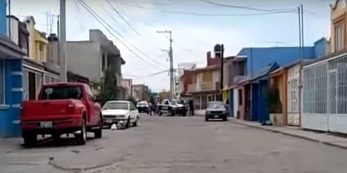 La chica actuó en complicidad con su hermana. La chica actuó en complicidad con su hermana.