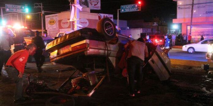 Chocan poste y terminan llantas arriba