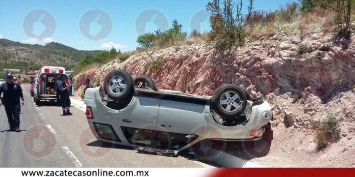 Camioneta queda llantas arriba Camioneta queda llantas arriba