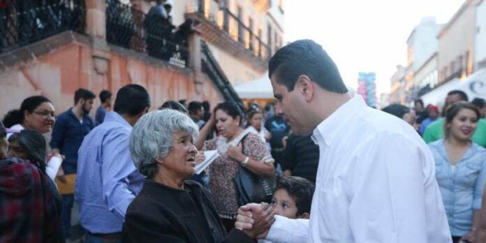 Gobernador con feligreses
