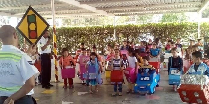 Niños usan trajes de carritos para simular tráfico Niños usan trajes de carritos para simular tráfico