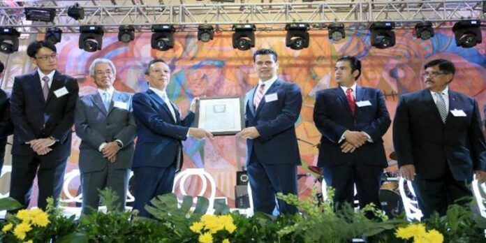 Miguel Alonso entregó un reconocimiento. Miguel Alonso entregó un reconocimiento.