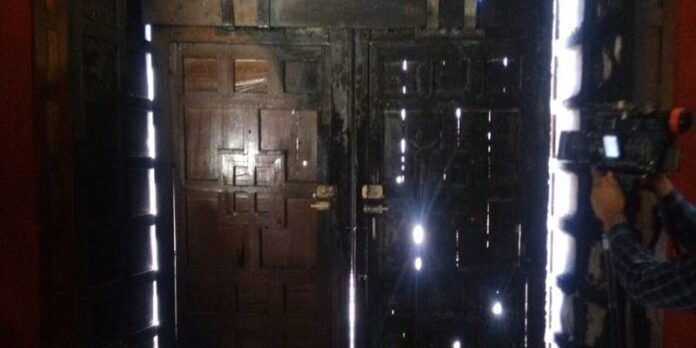 La puerta quedó con varios daños.