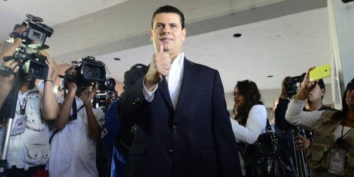 Gobernador emitió su voto