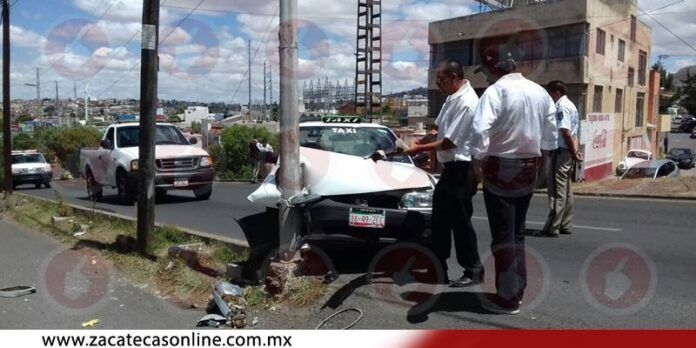 El taxi terminó con varios daños. El taxi terminó con varios daños.