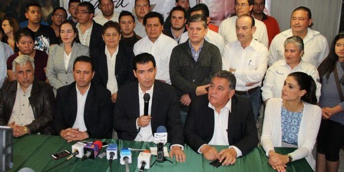 Rafa Flores acompañado por líderes del PAN y PRD Rafa Flores acompañado por líderes del PAN y PRD