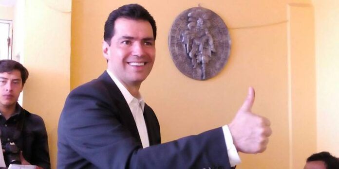 RAfael Flores Mendoza acudió a votar