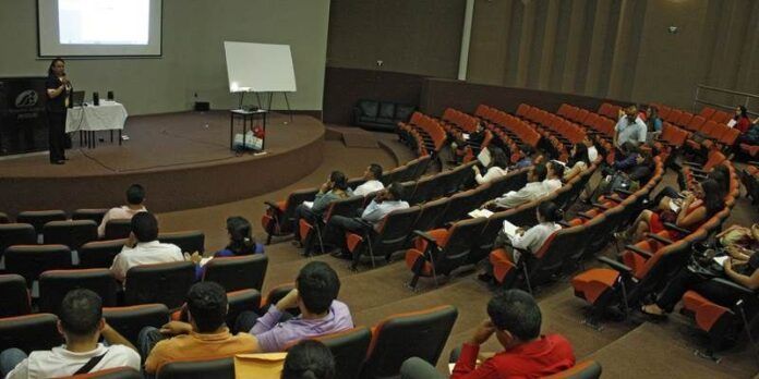 Brindan curso en Auditorio del Hospital General Brindan curso en Auditorio del Hospital General