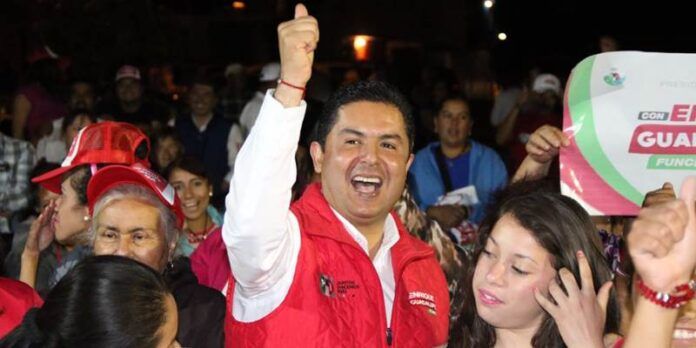 Celebra su triunfo Celebra su triunfo