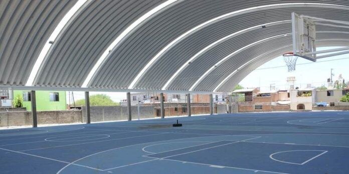 Rehabilitan y construyen canchas