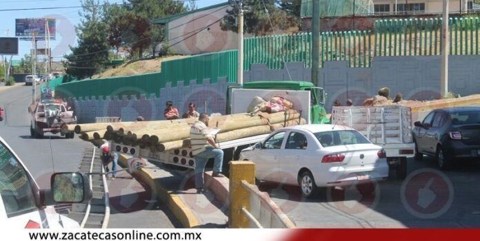 Dañó 2 vehículos