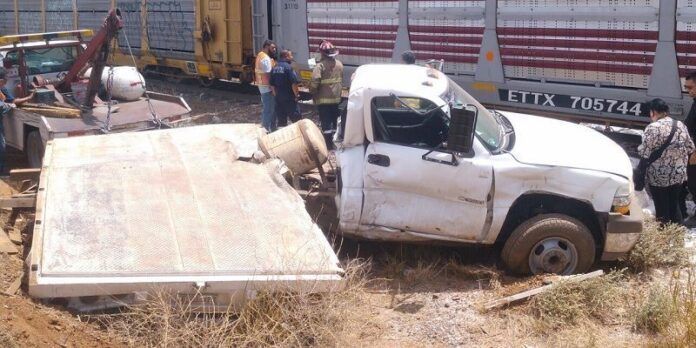 Camioneta de 3 toneladas impactada por el tren