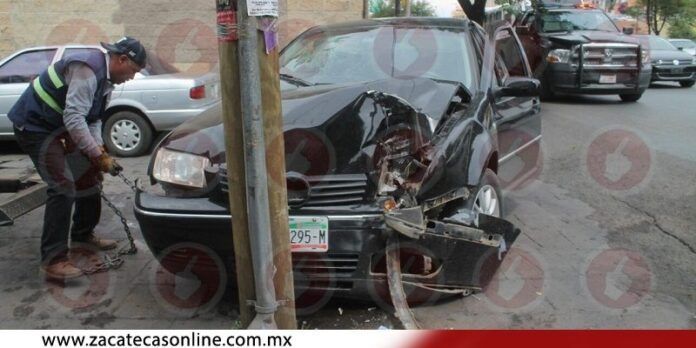 Auto Jetta dañado por el impacto