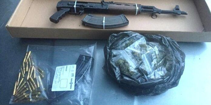Armas y droga asegurada