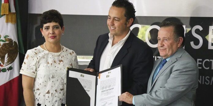 Arturo López de Lara recibe su constancia de mayoría Arturo López de Lara recibe su constancia de mayoría