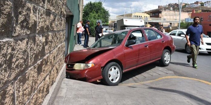 El Sentra chocó contra el hotel El Sentra chocó contra el hotel