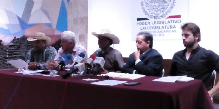 Al centro Roberto de la Rosa, delegado de la comunidad