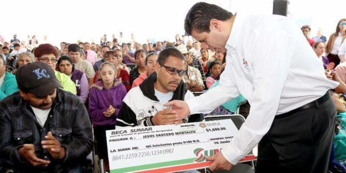 El gobernador encabezó la entrega de apoyos