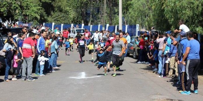 Realizan carrera padres e hijos Realizan carrera padres e hijos