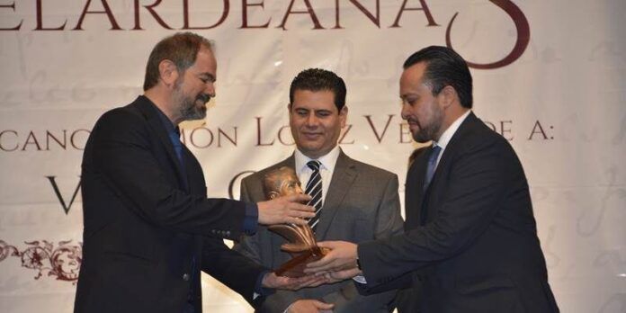 Gobernador y alcalde entregan el busto Gobernador y alcalde entregan el busto
