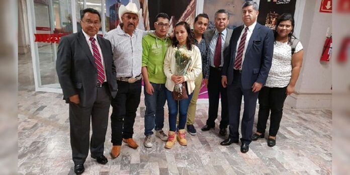 Familiares y funcionarios recibieron al estudiante Familiares y funcionarios recibieron al estudiante