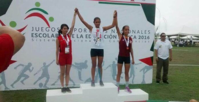 Sandra Nayeli Ruiz con las demás ganadoras Sandra Nayeli Ruiz con las demás ganadoras