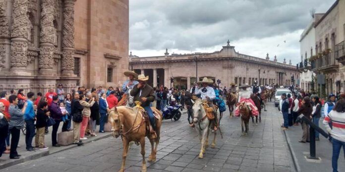 Recorren principales calles del centro Recorren principales calles del centro