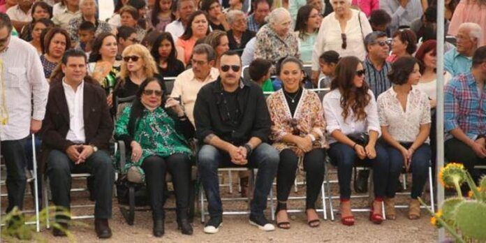 Gobernador con Flor Silvestre, Pepe Aguilar y familia.