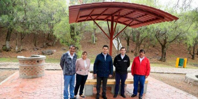 Gobernador en palapa