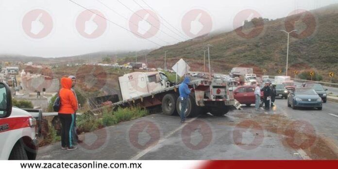 Queda con una parte al borde del precipicio Queda con una parte al borde del precipicio